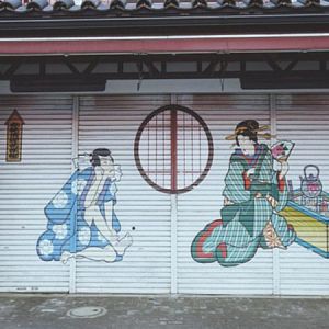 Tranh Tường Đẹp Cho Cửa Cuốn